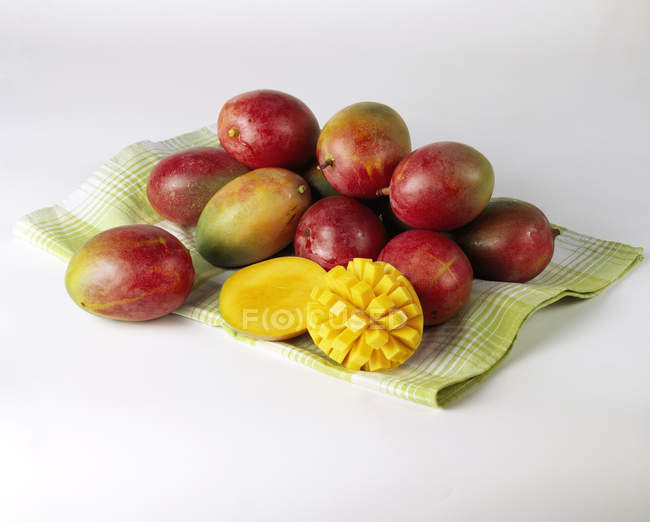 Mangoes on green kitchen cloth — Stock Photo