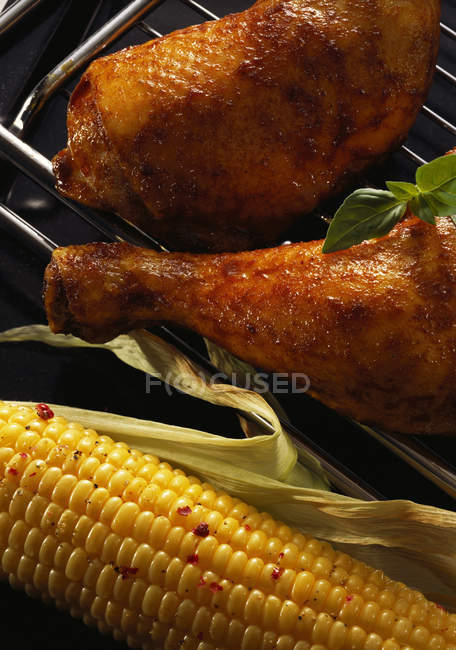 Hühnerkeulen und Maiskolben — Stockfoto
