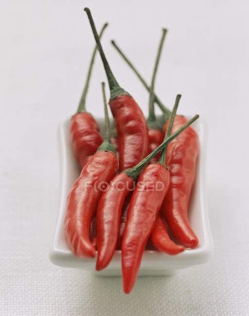 Poivrons rouges dans une assiette — Photo de stock