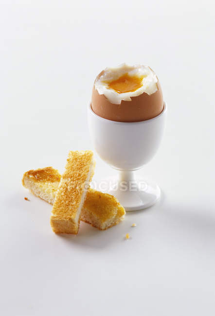 Huevo hervido parcialmente comido - foto de stock