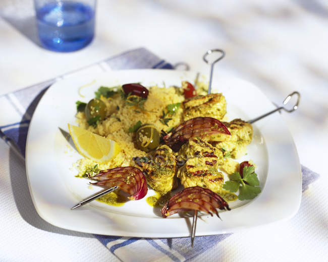 Spieße auf Couscous mit Oliven — Stockfoto