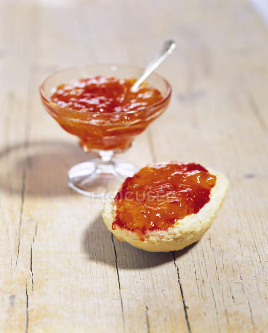 Apricot and redcurrant jam — Stock Photo