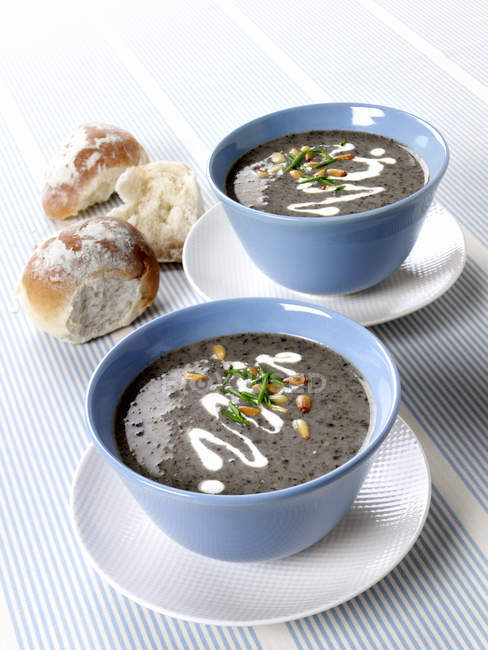 Цеп-кремовий суп у блакитних мисках — стокове фото