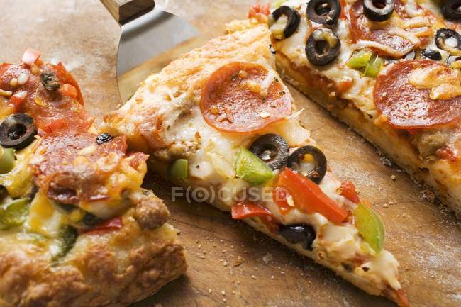 Pizza de pepperoni com pimentas e azeitonas — Fotografia de Stock