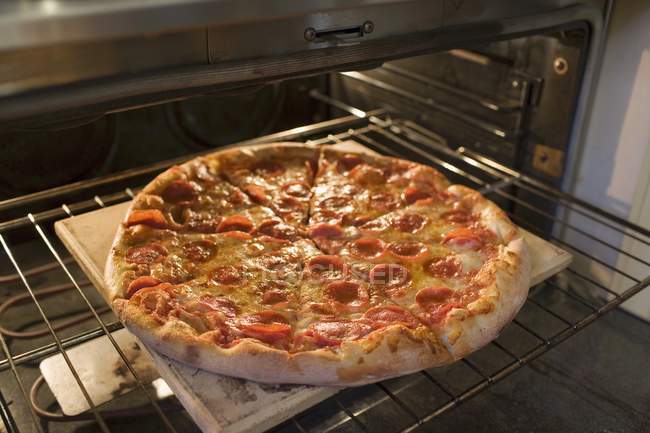 Pizza al salame piccante in forno — Foto stock