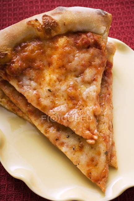 Tres piezas de pizza Margherita - foto de stock