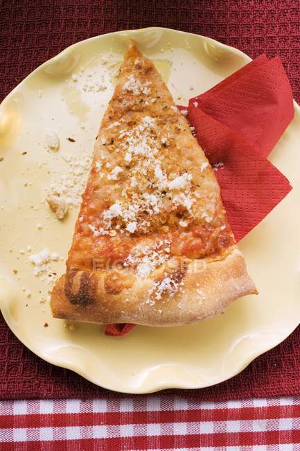 Pedazo de pizza Margherita - foto de stock
