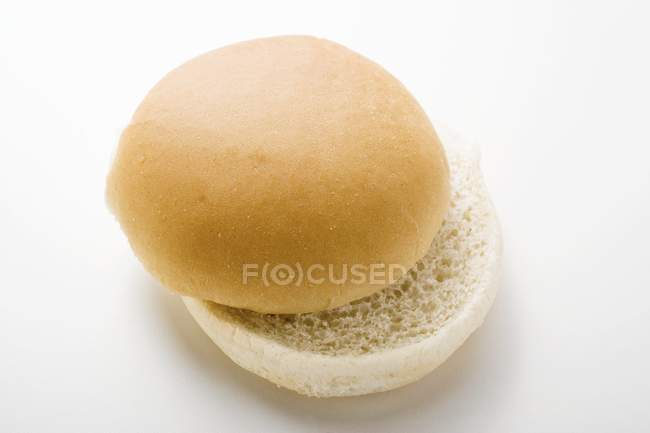 Pão de hambúrguer cortado pela metade — Fotografia de Stock