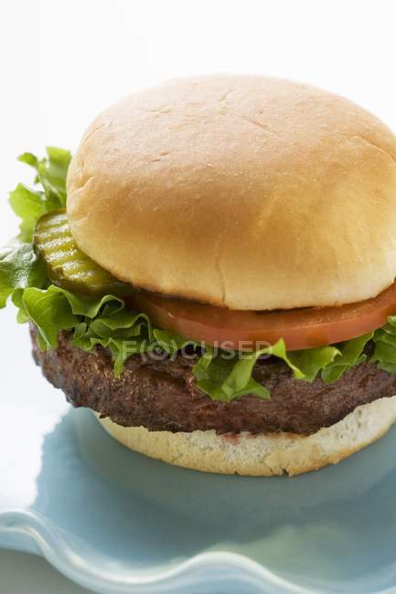 Hamburger with gherkin and tomato — Stock Photo