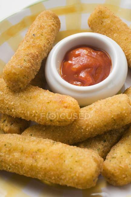 Mozzarella sticks with marinara sauce — Stock Photo