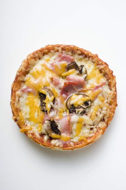 Mini pizza con prosciutto — Foto stock
