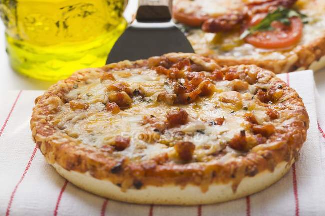 Mini-Pizza mit Hackfleisch und Käse — Stockfoto