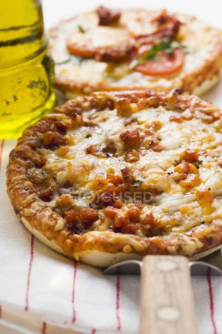 Mini-pizza con carne picada - foto de stock