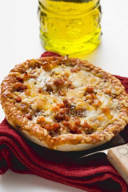 Mini-pizza con carne picada - foto de stock