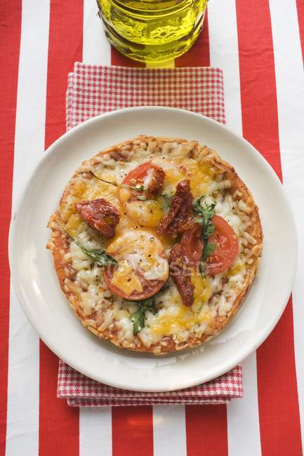 Мини пицца с помидорами — стоковое фото
