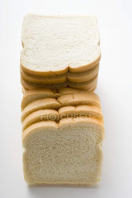 Белый нарезанный хлеб — стоковое фото