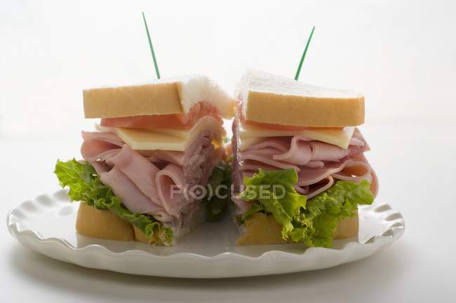 Sandwich mit Schinken, Käse und Tomaten — Stockfoto