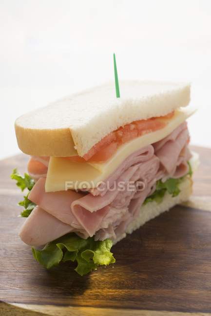 Sandwich de jamón, queso y tomate - foto de stock