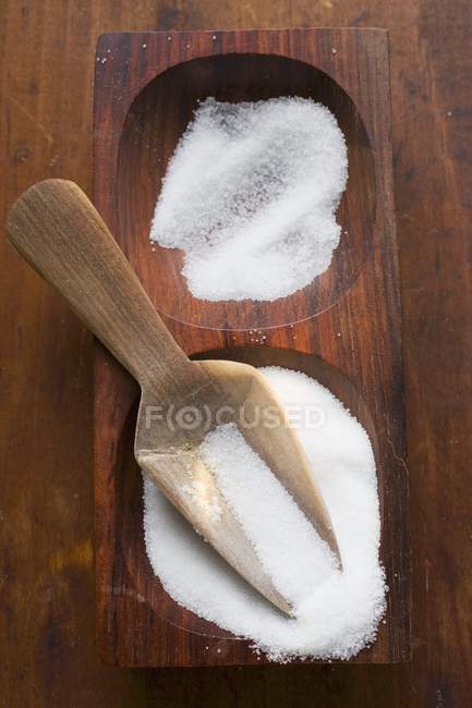 Salz in Holzschüssel — Stockfoto