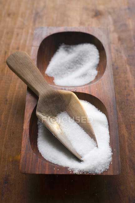 Соль в деревянной чаше — стоковое фото