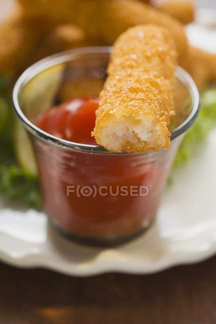 Рибою пальця з кетчупом — стокове фото