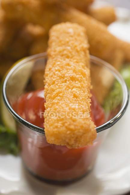 Fischfinger mit Ketchup — Stockfoto