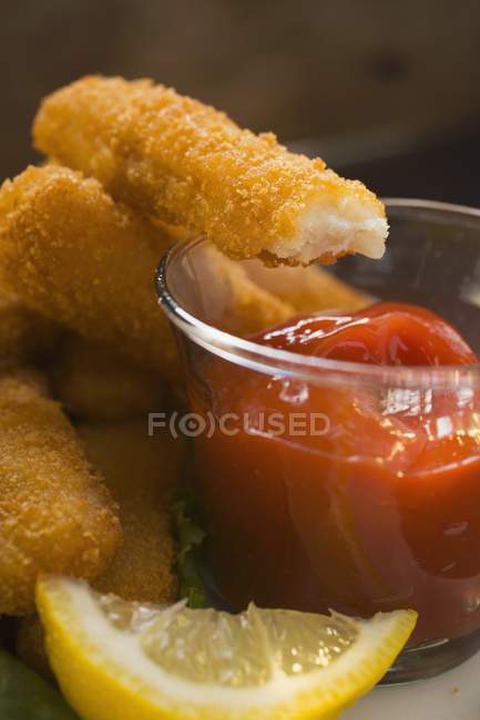 Dedo de peixe com ketchup — Fotografia de Stock