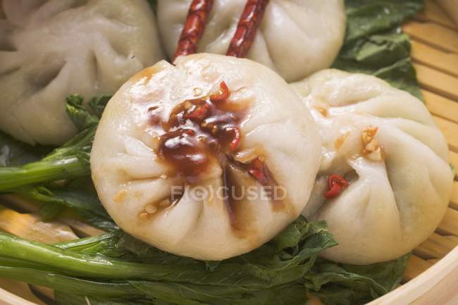 Yeast dumplings on pak choi — Stock Photo