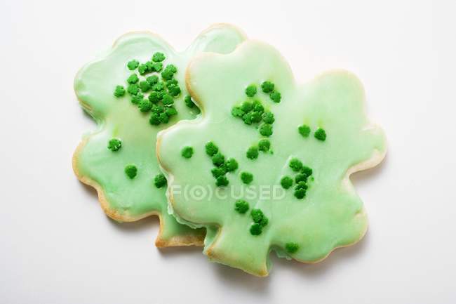Shamrock-Kekse mit grünem Zuckerguss — Stockfoto