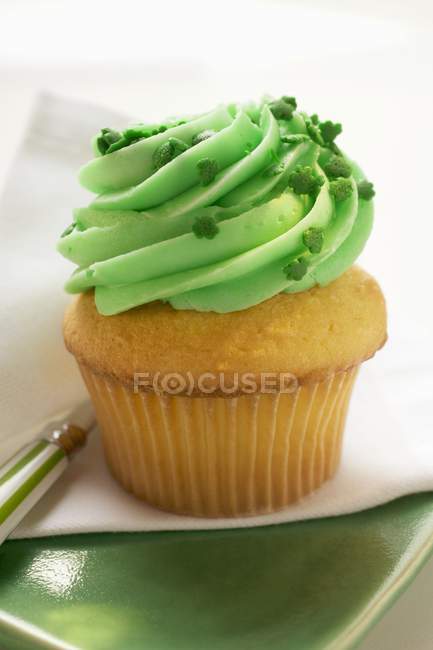 Muffin with green cream — Stock Photo