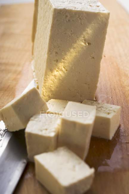 Кубиками тофу и ножом — стоковое фото