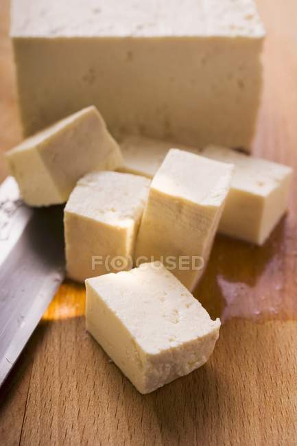 Кубиками тофу и ножом — стоковое фото