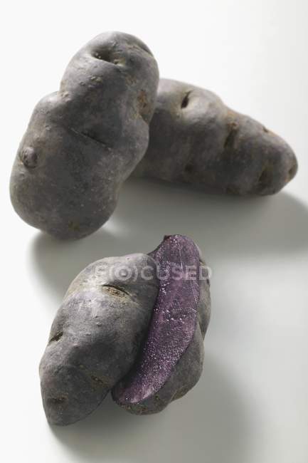 Raw truffle potatoes — Stock Photo