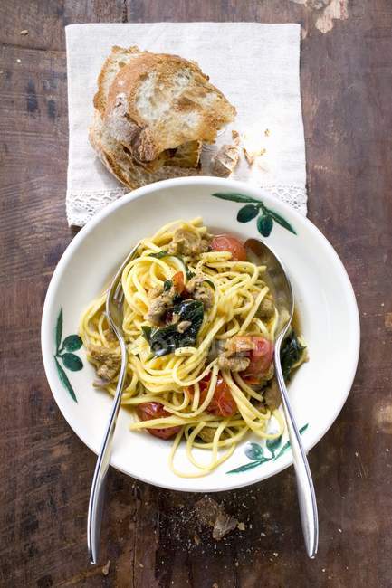 Linguine with veal and tomatoes — Stock Photo