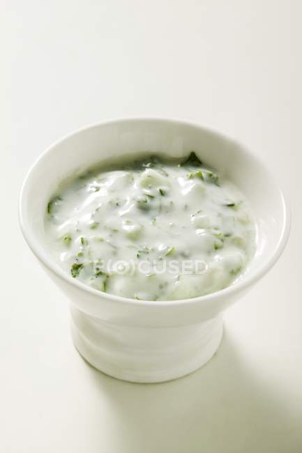 Plongée au yaourt aux herbes — Photo de stock