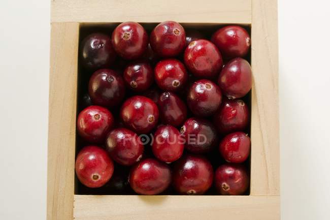 Mirtilli rossi in scatola di legno — Foto stock
