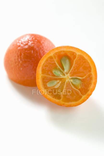 Naranja a la mitad con pepitas - foto de stock
