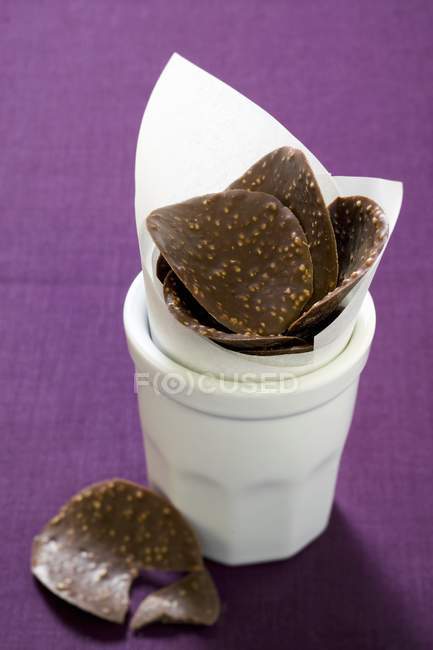 Schokoladenkurven mit gehackten Nüssen — Stockfoto