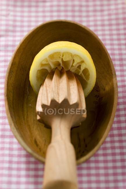 Лимон с цитрусовым прессом — стоковое фото
