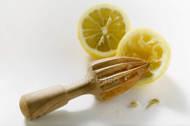 Лимоны с цитрусовым прессом — стоковое фото