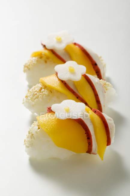Sushi with chicken and mango — Stock Photo
