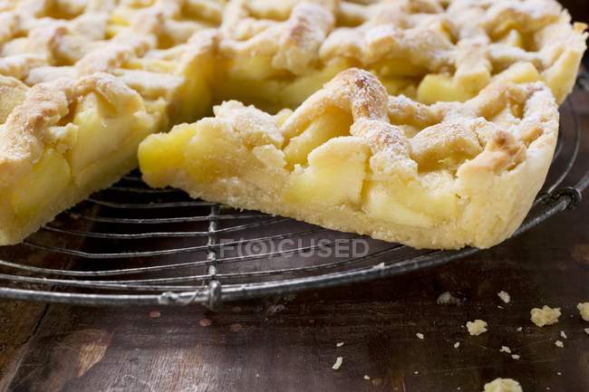 Tarte aux pommes sur porte-gâteau — Photo de stock
