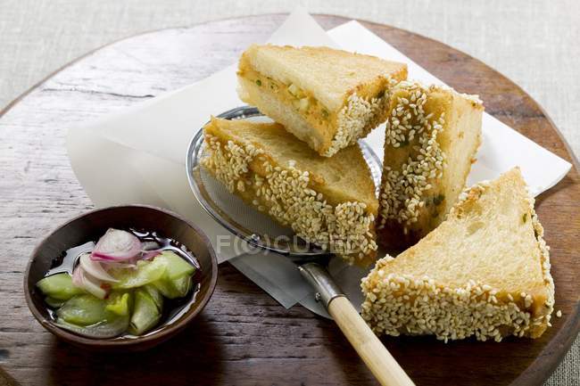 Vue rapprochée des toasts au sésame avec remplissage de crevettes — Photo de stock