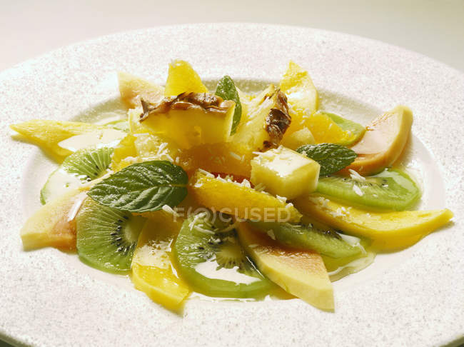 Primo piano vista di macedonia di frutta tropicale sul piatto — Foto stock