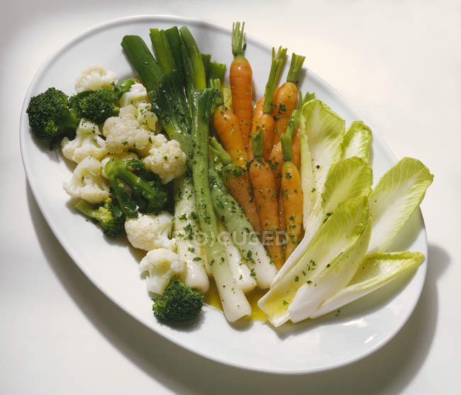 Legumes marinados na placa branca sobre fundo branco — Fotografia de Stock