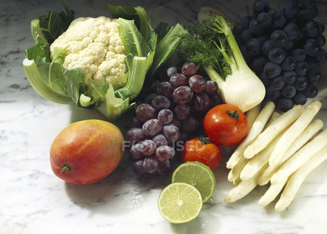 Красочный натюрморт из свежих фруктов и овощей на мраморной поверхности — стоковое фото