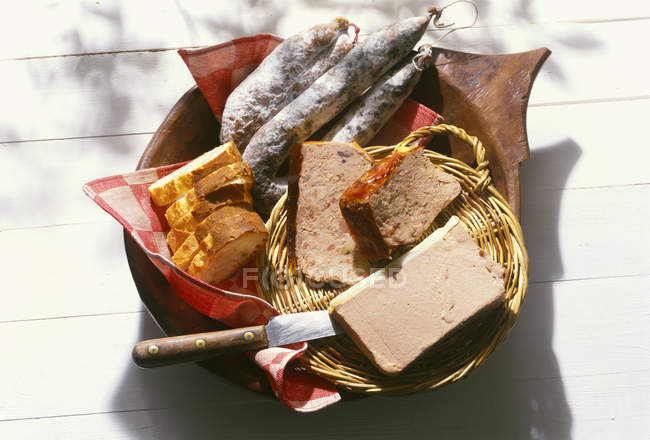 Salsicce francesi e patè di carne — Foto stock