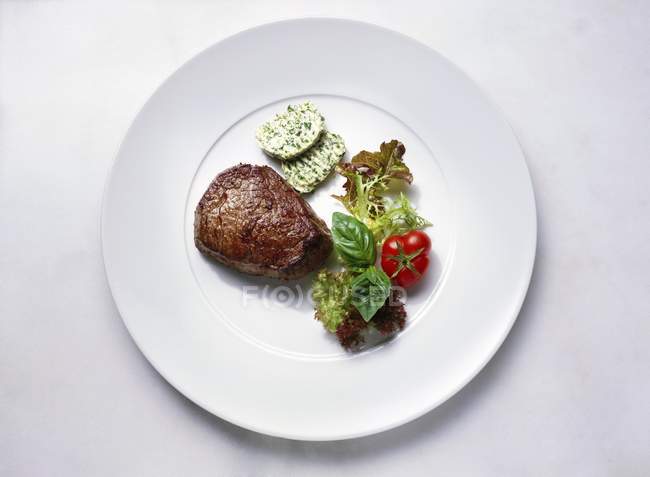 Bistecca di filetto con burro alle erbe e insalata — Foto stock