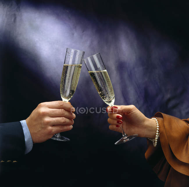 Persone clinking bicchieri di champagne — Foto stock