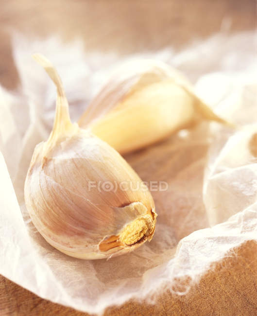 Spicchi d'aglio sbucciati a metà — Foto stock